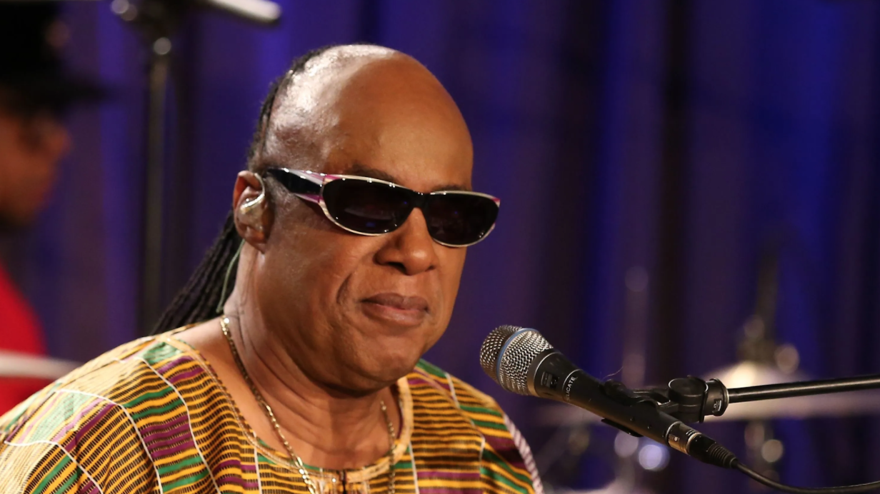 Stevie Wonder's Blonde Hair: How He Maintains His Signature Style - wide 3